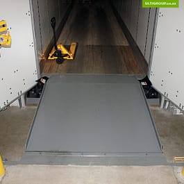 Vertical storing dock leveller: acts as door protection as well as evening out height differences